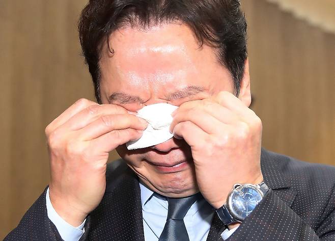 2017년 'DMZ에서 지뢰 밟으면 목발 경품을 주자'는 막말을 한 전력이 드러나 지난달 더불어민주당 서울 강북을 공천이 취소된 정봉주 전 후보가 국회를 눈물 흘리며 나서고 있다. 그러나 목함지뢰 용사들에게 사과했다는 거짓말이 드러나 또 논란이 됐다. /뉴스1