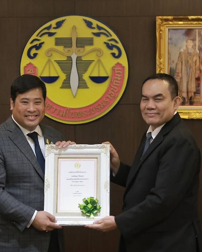 5일 태국 방콕 변호사협회 본부에서 태국 국왕 라마 10세의 둘째 아들 바차라에손 비바차라웡세(왼쪽)가 위치엔 추브타이송 변호사협회장으로부터 협회장 명예 자문위원장으로 임명하는 서한을 전달받고 있다./바차라에손 페이스북