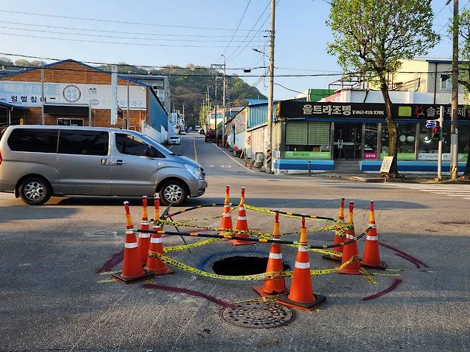 12일 오후 9시쯤 광주 북구 양산동 한 도로에서 싱크홀이 발생한 가운데, 13일 오전 행정당국이 주변을 통제하고 있다. (광주 북구 제공)/뉴스1