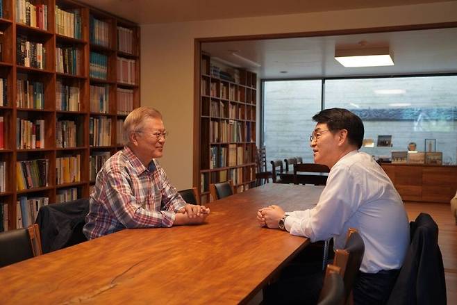 지난 7일 경남 양산에서 문재인 전 대통령과 대화를 나누는 모습. 박용진 SNS 갈무리