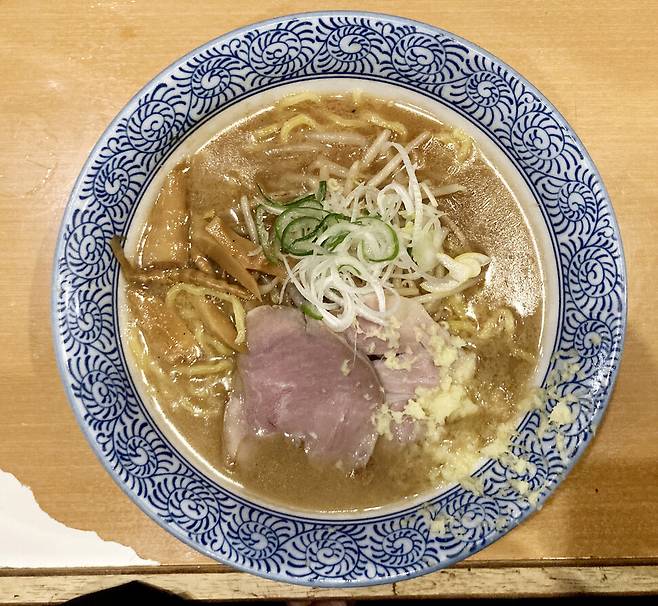스스키노의 숨은 라멘 명가 ‘멘야스즈란’에서 파는 미소라멘.