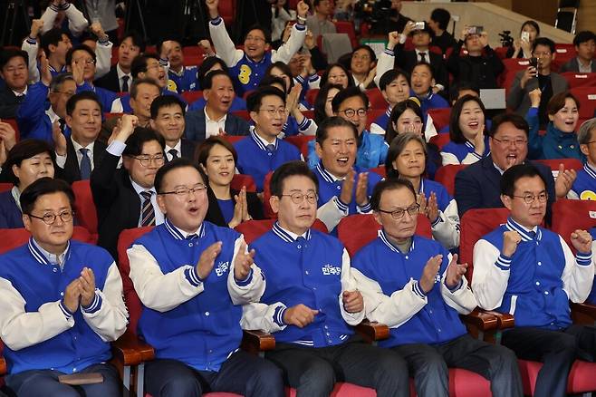 이재명 더불어민주당 대표, 이해찬·김부겸 상임공동선거대책위원장 등 당 지도부가 4월10일 오후 서울 영등포구 여의도 국회 의원회관에 마련된 제22대 국회의원선거(총선) 민주당 개표 상황실에서 방송사 출구조사 결과를 지켜보며 환호하고 있다. 공동취재사진