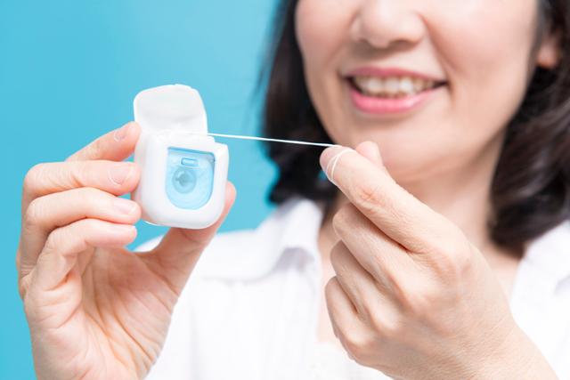 치실, 치간 칫솔 등 구강위생용품을 사용하는 것도 치주염 예방에 도움이 된다. 게티이미지뱅크