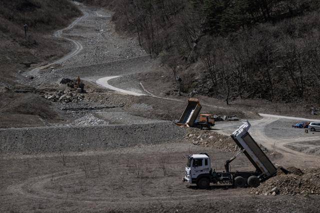 가리왕산에서는 물막이 공사가 한창이다. 지난 2022년 8월 이곳에서는 폭우로 인한 산사태가 발생했다.