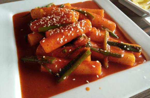 춘곤증, 식곤증, 혈당 스파이크는 모두 피로감과 졸음을 유발하며 이 중 혈당 스파이크는 당뇨병, 심혈관계 질환, 신경 손상 등의 합병증을 일으킬 수 있어 주의가 요구되는 증상이다. 사진은 혈당을 높일 수 있는 떡볶이. [사진=픽사베이]