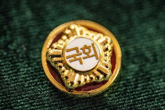 지난 8일 국회 의원회관에서 열린 제22대 국회 개원종합지원실 현판식에서 관계자가 제22대 국회의원들이 착용할 300개의 국회의원 배지를 공개하고 있다. 공동취재