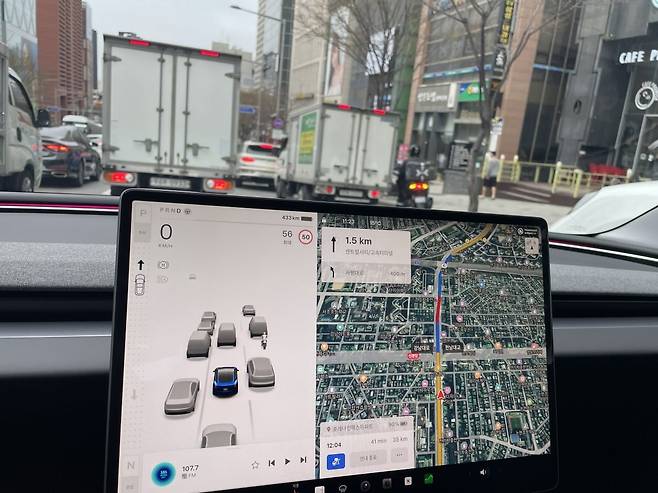 서울 강남대로를 주행하는 새 모델3. 테슬라 차량은 카메라로 주변 차량을 인지하고 디스플레이로 보여준다. 앞에 있는 오토바이가 화면에 뜬 모습. /백수전 기자