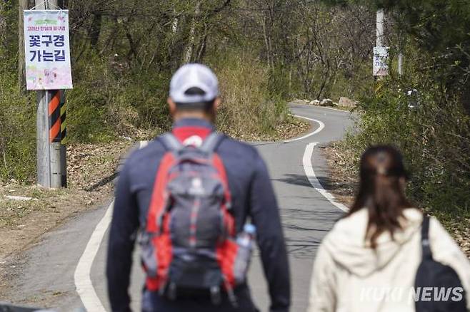 12일 인천 강화군 고려산을 찾은 상춘객들이 마을입구에서부터 정상을 향해 걷고 있다.