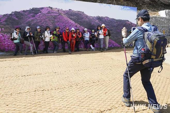 12일 인천 강화군 고려산을 찾은 상춘객들이 포토존에서 사진 촬영을 하고 있다.