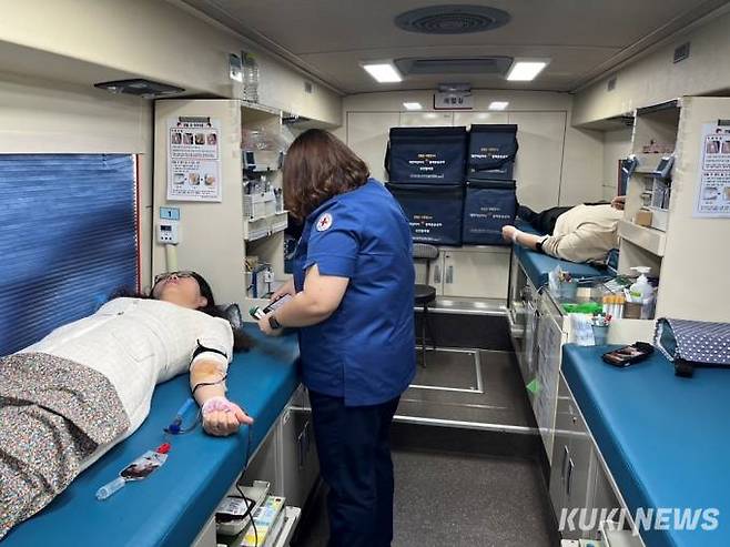 충남교육청 직원들이 지난 11일 도교육청 현관 앞에서 대전·세종·충남혈액원의 헌혈 버스를 지원받아 올들어 두 번째 사랑의 헌혈에 동참하고 있다.