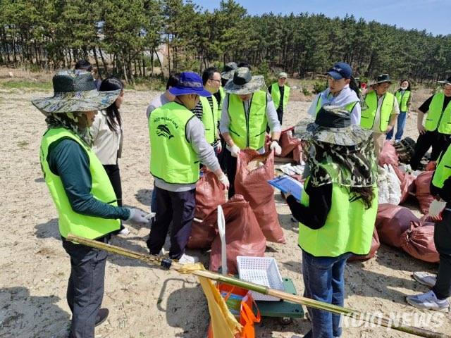 충남도는 12일 보령 원산도 해수욕장을 반려해변으로 입양한 기업과 연안정화활동을 실시했다.