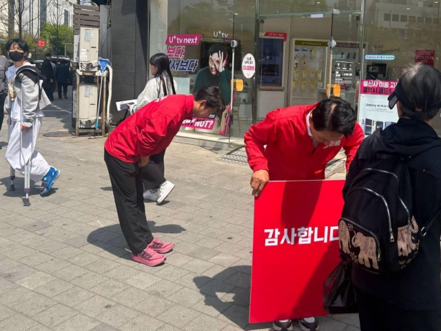 인천 계양을 원희룡 후보와 후원회장 이천수가 함께한 낙선인사 현장. 원희룡 페이스북 캡처