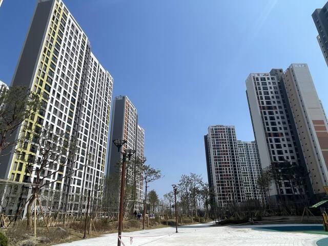 LH신혼희망타운 고양장항지구 A-4BL(쌍용더플래티넘장항)과 A-5BL(일산라이브더센텀) 단지 전경. 이지민기자