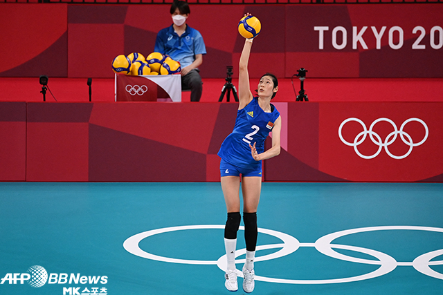 주팅이 2021년 제32회 일본 도쿄올림픽 여자배구 본선 B조 미국전 중국대표팀 서브를 하고 있다. 사진=AFPBBNews=News1