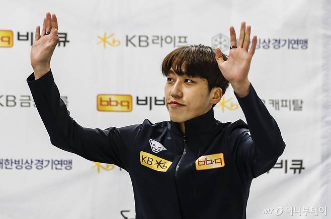 지난 12일 서울 목동실내빙상장에서 열린 KB금융그룹 제39회 전국남녀 종합 쇼트트랙스피드스케이팅 선수권대회대회 겸 2024-2025시즌 쇼트트랙 국가대표 2차 선발대회 시상식에서 동메달을 차지한 박지원(서울시청)이 시상대에 오르고 있다. /2024.04.12. /사진=뉴시스