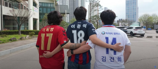 이재명 전 경남FC 선수와 이준석 수원FC 선수, 김건희 홋카이도 콘사돌레 삿포로 선수 유니폼을 입은 이들이 사전투표를 마친 뒤 함께 걸어가고 있다. [스포츠니어스 캡처]