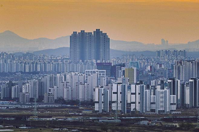 경기도 파주시 접경지역에서 바라본 일산 신도시. 아파트들이 줄지어 서 있는 모습. [연합]