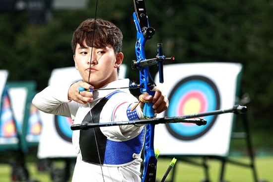 예천군청 양궁선수단 김제덕 선수가 활 시위를 당기고 있다(예천군 제공)