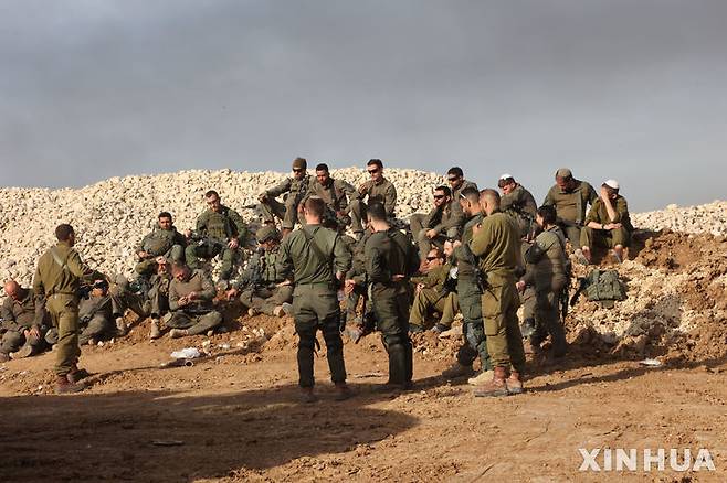 [가자지구=신화/뉴시스]지난 1월18일(현지시각) 이스라엘 남부 가자지구 인근에 이스라엘 군인들이 모여 있다. 2024.04.13.
