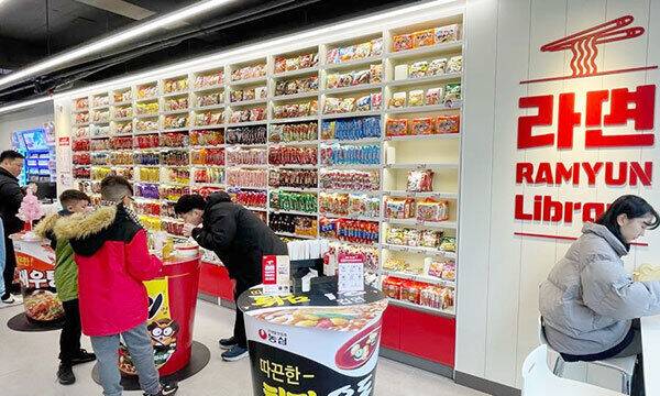 서울 마포구 CU홍대상상점에 마련된 '라면 라이브러리'에서 외국인 관광객들이 라면을 먹고 있다. BGF리테일 제공