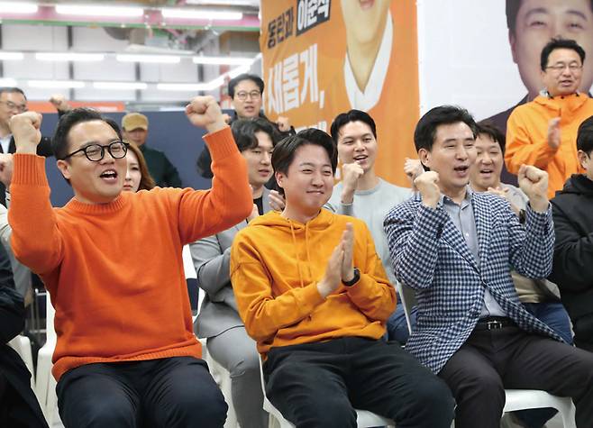 제22대 국회의원 선거 화성을에 출마한 개혁신당 이준석 후보가 4월10일 오후 경기도 화성시 선거사무소에서 청년 지지자들과 개표방송을 보고 있다. ⓒ연합뉴스