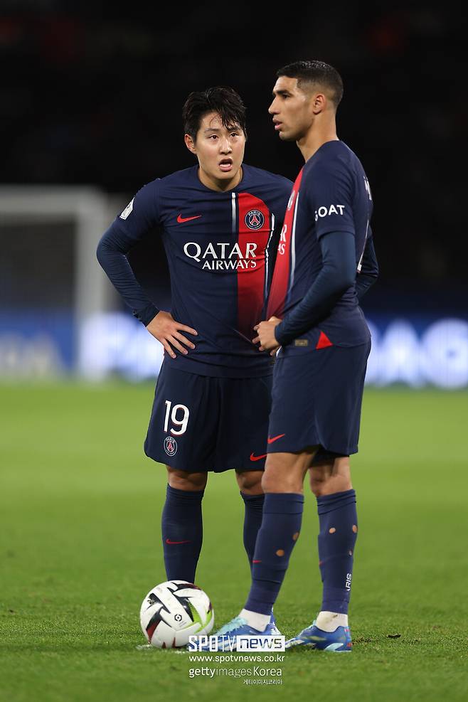 ▲ 이탈리아 매체 '일 마티노'는 13일(한국시간) "파리 생제르맹이 빅터 오시멘을 영입하려고 한다. 오시멘 이적료를 내리기 위해서 선수를 끼워 팔 생각이다. 이강인, 카를레스 솔레르, 마르코 아센시오 등이 여기에 포함된다. 파리 생제르맹은 나폴리와 협상에 열려있다"라며 충격적인 보도를 했다. 곤살로 하무스, 콜로 무아니 등이 있지만, 적절한 공격수를 물색하고 있었다. 나폴리를 떠날 거로 보이는 오시멘이 파리 생제르맹 레이더 망에 포착됐는데, 나폴리가 오시멘 바이아웃 1억 2000만 유로(약 1768억 원)를 고수할 가능성이 높다. 파리 생제르맹은 바이아웃 1억 2000만 유로(약 1768억 원) 대신에 적절한 이적료로 오시멘을 영입하려고 한다. 구멍난 이적료를 메우기 위해 몇몇 선수를 포함해 오시멘 영입을 추진하려고 한다. 현지 보도를 종합하면 여기에 이강인 이름이 포함됐다