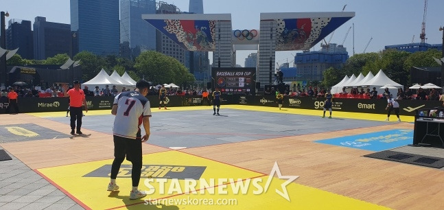 한국 베이스볼5 대표팀 선수(가운데 하얀색 유니폼)가 13일 서울특별시 송파구에 위치한 올림픽공원 평화의 광장 베이스볼5 특설경기장에서 열린 말레이시아와 '제2회 SA 베이스볼5 아시아컵' 예선에서 타격을 준비하고 있다. /사진=김동윤 기자