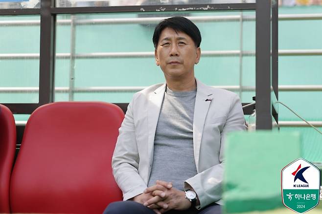 박태하 감독이 이끄는 포항 스틸러스는 13일 오후 2시 서울월드컵경기장에서 열린 FC서울과의 하나은행 K리그1 2024 7라운드에서 난타전 끝에 짜릿한 4-2 승리를 거뒀다. 후반전 재역전으로 다시 한번 드라마 같은 경기를 펼친 박태하 감독은 경기 막바지까지 득점을 노리는 건 프로선수라면 기본적으로 갖추고 있어야 할 부분이라고 말했다. 사진 한국프로축구연맹