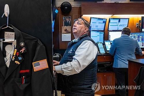 뉴욕증권거래소의 트레이더 [AFP 연합뉴스 자료사진]