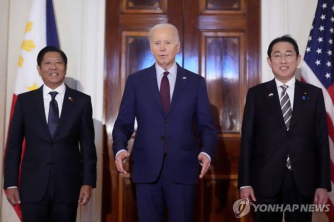 첫 3국 정상회의 가진 미·일·필리핀 정상 (워싱턴 AP=연합뉴스) 조 바이든 미국 대통령(가운데)이 11일(현지시간) 워싱턴 DC 백악관 이스트룸에서 기시다 후미오 일본 총리(오른쪽), 페르디난드 마르코스 주니어 필리핀 대통령과 3국 정상회의를 하기에 앞서 발언하고 있다. 이날 바이든 대통령은 "일본과 필리핀을 향한 미국의 방위 공약은 철통같다"고 말했다. 2024.04.13 passion@yna.co.kr