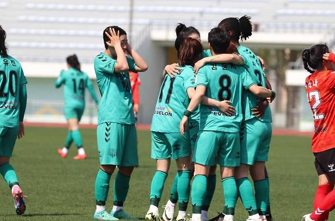 골세리머니를 펼치는 수원FC 위민 선수들 [한국여자축구연맹 제공. 재판매 및 DB 금지]