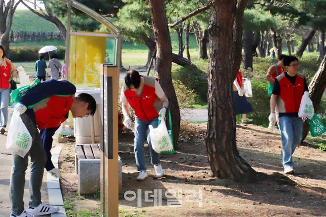 지난 4월 12일(금)에 김상현 롯데 유통군 총괄대표를 비롯한 유통군HQ 임직원들이 올림픽공원에서 시티 플로깅을 진행했다. (사진=롯데)