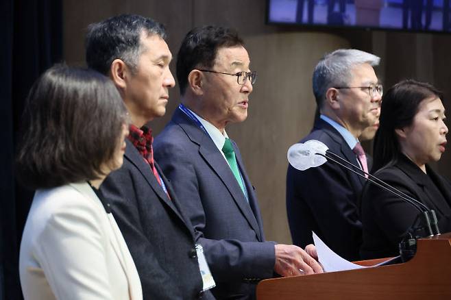 김상균 연금개혁 공론화위원회 위원장이 12일 국회 소통관에서 국회 연금개혁특별위원회 공론화위원회 의제숙의단 워크숍 주요 결과를 브리핑하고 있다. (사진=연합뉴스)