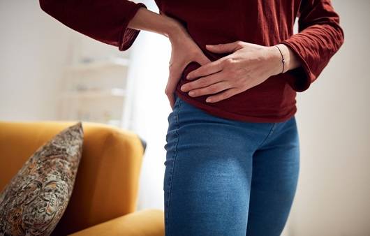 고관절 통증이 있으면 걷거나 앉는 등의 일상적인 움직임이 어려워진다|출처: 게티이미지뱅크