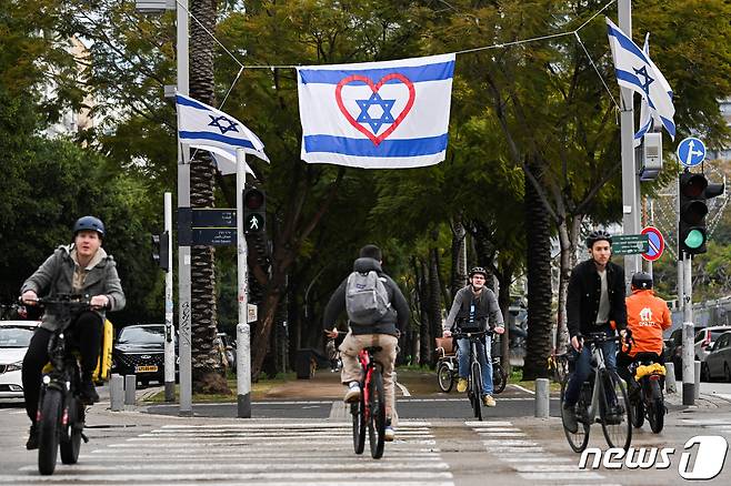 18일(현지시간) 이스라엘 텔아비브의 한 거리에 하트가 새겨진 이스라엘의 국기가 걸려 있다. 2024.02.18 ⓒ 로이터=뉴스1 ⓒ News1 정지윤 기자