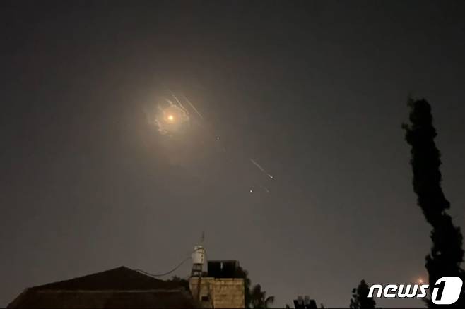 14일(현지시간) 이스라엘 예루살렘 상공에 이란의 공습이 벌어지고 있다. 2024.04.14 ⓒ AFP=뉴스1 ⓒ News1 정지윤 기자