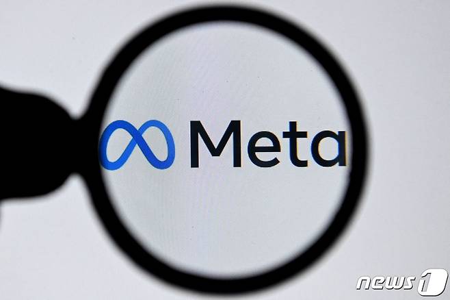 28일(현지시간) 러시아 모스크바에서 페이스북의 새 사명'메타'(Meta)와 무한대를 뜻하는 수학 기호(∞) 모양의 새 로고가 보이고 있다. ⓒ AFP=뉴스1 ⓒ News1 우동명 기자