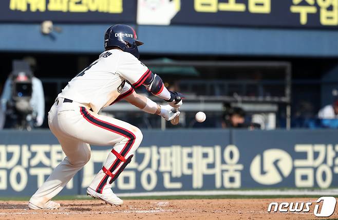 14일 오후 서울 송파구 잠실야구장에서 열린 프로야구 '2024 신한 SOL 뱅크 KBO리그' 두산 베어스와 LG 트윈스의 경기에서 7회말 두산 공격 무사 주자 1루 상황 조수행이 번트를 시도하고 있다. 2024.4.14/뉴스1 ⓒ News1 이승배 기자