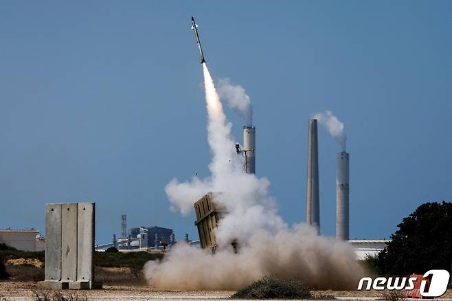 2022년 8월 7일 이스라엘-가자지구 상공에서 이스라엘 저고도 요격 체계 '아이언돔'(Iron Dome)이 이스라엘로 향하는 미사일을 요격하고 있다. 2022.8.7 ⓒ 로이터=뉴스1 ⓒ News1 정윤미 기자