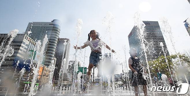 서울 낮 최고기온이 30도까지 오르는 등 초여름 날씨가 이어진 14일 서울 광화문광장 분수대에서 어린이들이 물놀이를 즐기며 더위를 식히고 있다. 2024.4.14/뉴스1 ⓒ News1 유승관 기자