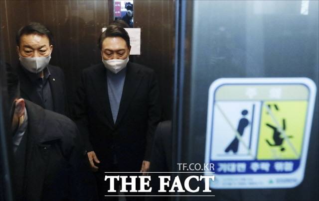 배우자인 김건희 여사 리스크는 대통령의 레임덕을 초래할 수 있는 부메랑으로 돌아왔다. 2022년 2월 27일 당시 윤석열 국민의힘 대선 후보가 서울 여의도 중앙당사에서 안철수 국민의당 대선 후보와의 단일화 관련 기자회견을 마친 뒤 이동하는 모습. /국회사진취재단