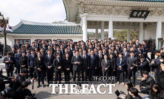 더불어민주당·더불어민주연합이 4·10총선에서 승리한 뒤 12일 서울 현충원을 참배하고 있다./민주