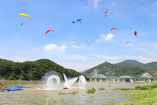 지난해 단양호반에서 열린 플라이보드 체험 교육 사진=단양군 제공