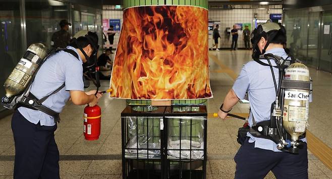 지난해 9월 18일 서울 지하철 버티고개역에서 열린 민.관.군.경.소방 합동 화랑훈련에서 참가자들이 역내 테러로 인한 폭발물 화재 진압 훈련을 하고 있다. 사진=연합뉴스