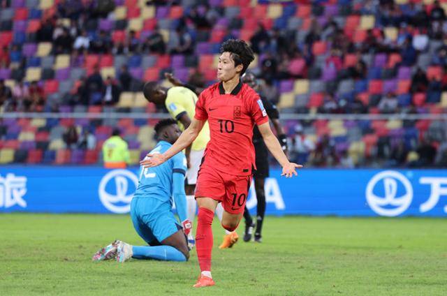 배준호가 지난해 6월 아르헨티나 산티아고 델 에스테로 스타디움에서 열린 2023 국제축구연맹(FIFA) U-20 월드컵 16강전 에콰도르와 경기에서 전반 두 번째 골을 넣은 뒤 기뻐하고 있다. 연합뉴스