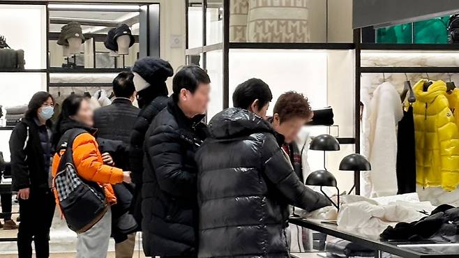 지난해 1월 크루즈를 타고 제주를 찾은 중국 단체 관광객들이 서귀포시 안덕면의 한 쇼핑센터를 찾았다.