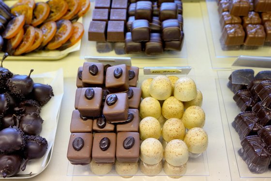 지난 3월 21일 런던 남서부의 한 초콜릿 가게에 고급 수제 벨기에 초콜릿이 진열돼 있다. 이 가게 주인은 높은 코코아 가격 때문에 수익이 나지 않아 25년 동안 운영해 온 가게 문을 닫을 수 있다고 걱정했다. AP=연합뉴스