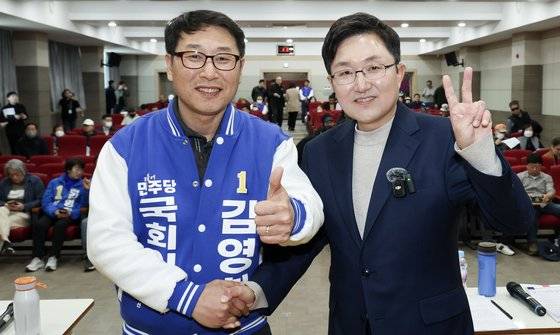 경기 고양정에 출마한 더불어민주당 김영환 후보와 국민의힘 김용태 후보(왼쪽부터)가 31일 오후 고양시 일산서구 송포농협 가좌지점에서 열린 현안 관련 간담회에 참석해 악수를 하고 있다. 김성룡 기자