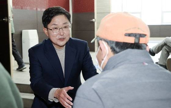 국민의힘 김용태 후보가 31일 오후 고양시 일산서구 송포농협 가좌지점에서 열린 현안 관련 간담회에 참석해 주민들과 인사를 나누고 있다. 김성룡 기자