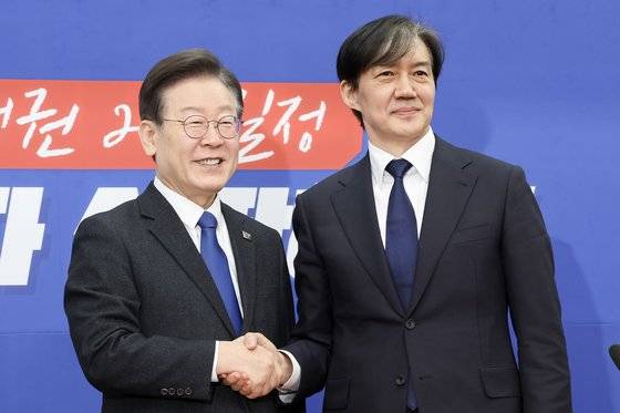 이재명 더불어민주당 대표(왼쪽)가 3월 5일 서울 여의도 국회에서 조국 조국혁신당 당대표를 접견하고 있다. 전민규 기자